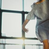 喜んで踊る女性