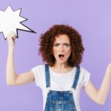 怒った顔で吹き出しを持つ女性